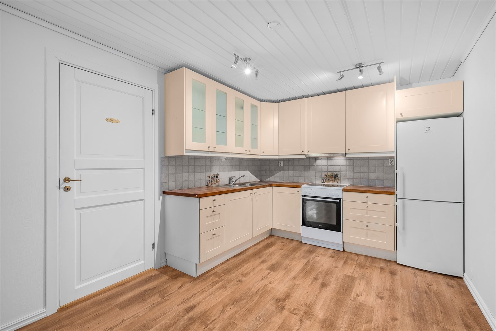 Kjøkken med profilert innredning. Galleribilde