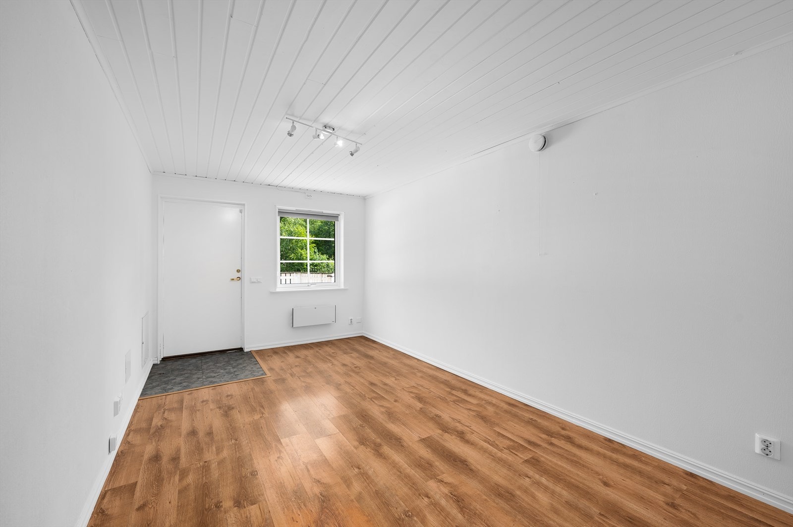 Inngangsparti og stue i leilighet. Galleribilde