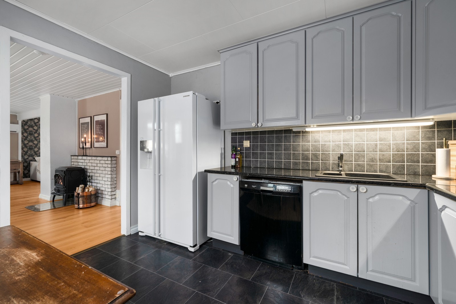 Kjøkkenet har plass for frittstående hvitevarer. Galleribilde