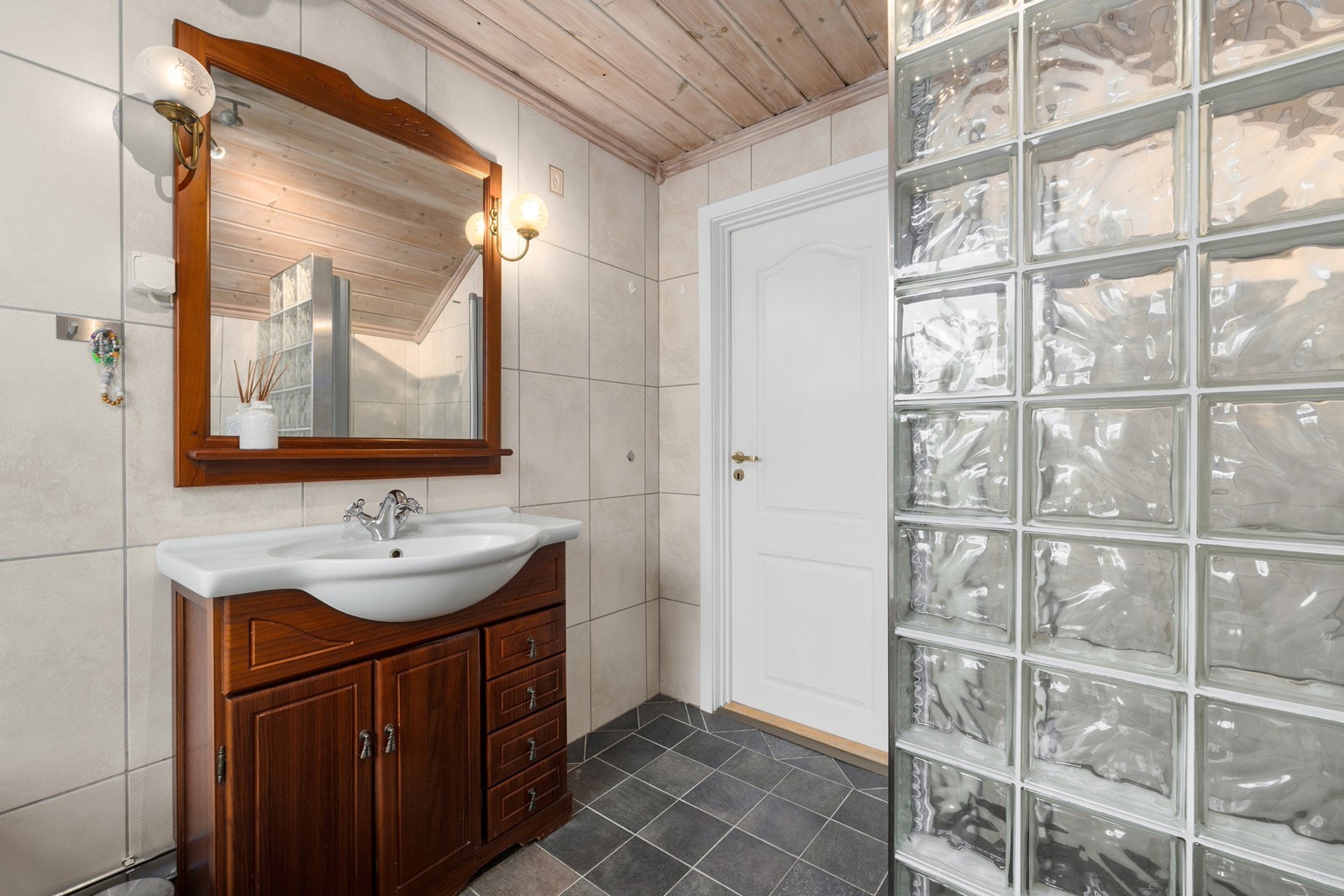 Servant på underskap med speil. Galleribilde