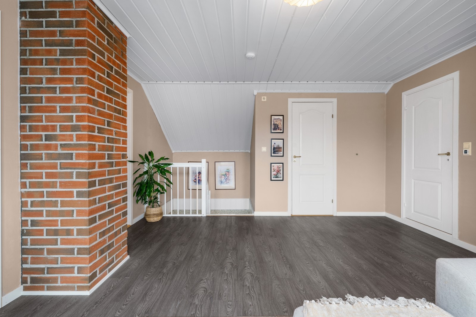 Loftstue. Galleribilde