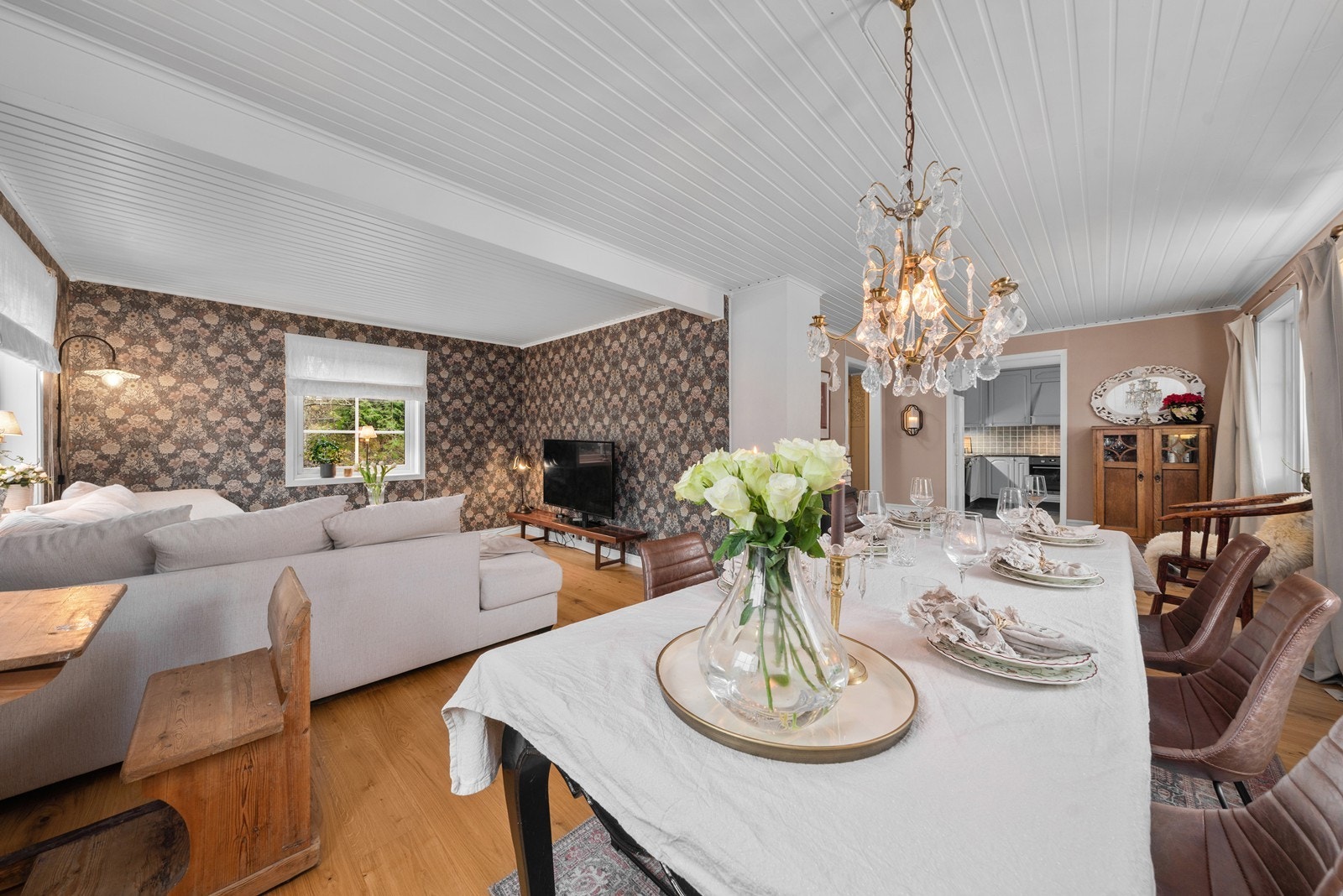 Fin stue med god plass til både spisebord og sofamøblement. Galleribilde