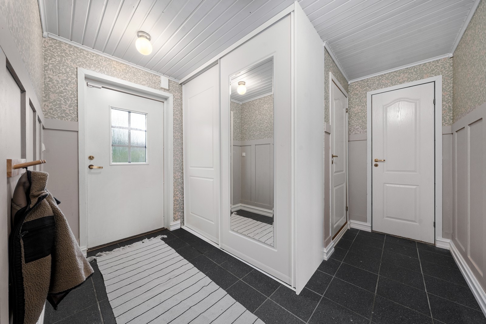 Romslig hall med skyvedørsløsning. Galleribilde