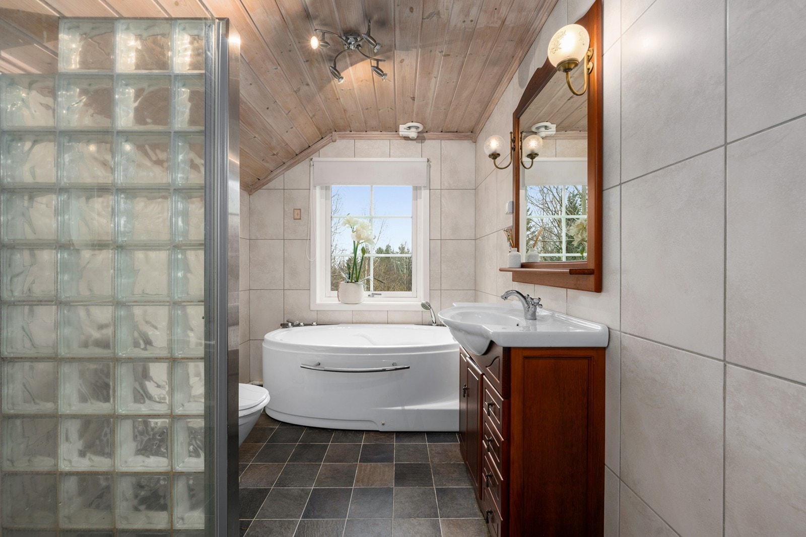 Fint hovedbad med dusjløsning og badekar. Galleribilde