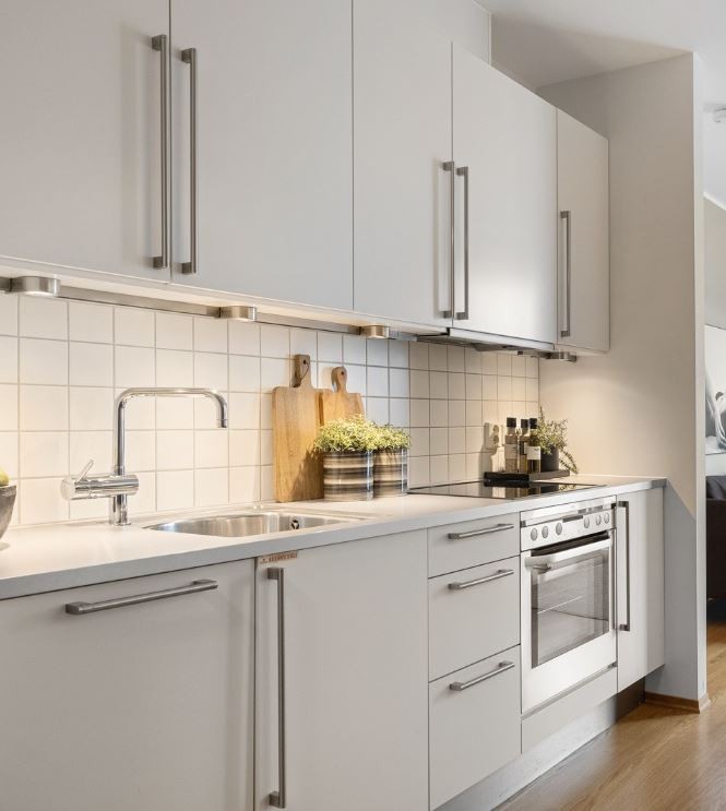 Kjøkken med integrert komfyr, steketopp og oppvaksmaskin. Frittstående kjøleskap. Galleribilde