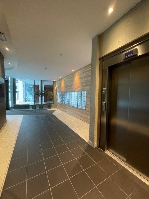 Inngang fra bakkeplan med heisadkomst til leiligheten som ligger i 6 etg. Galleribilde