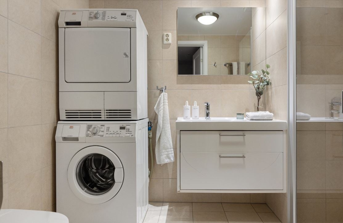 Bad med vaskemaskin og tørketrommel som følger. Galleribilde