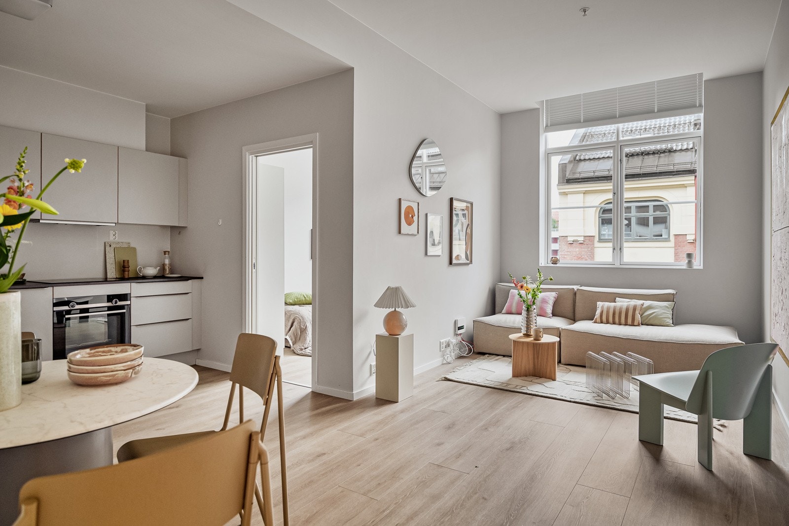 Den store vindusflaten slipper inn rikelig med naturlig lys. Alle vinduene i leiligheten har fine brede vinduskarmer for planter og dekor. Galleribilde