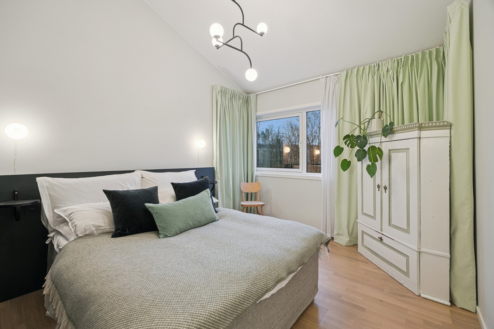 Hovedsoverom med plassbygget hylle bak sengen. Galleribilde