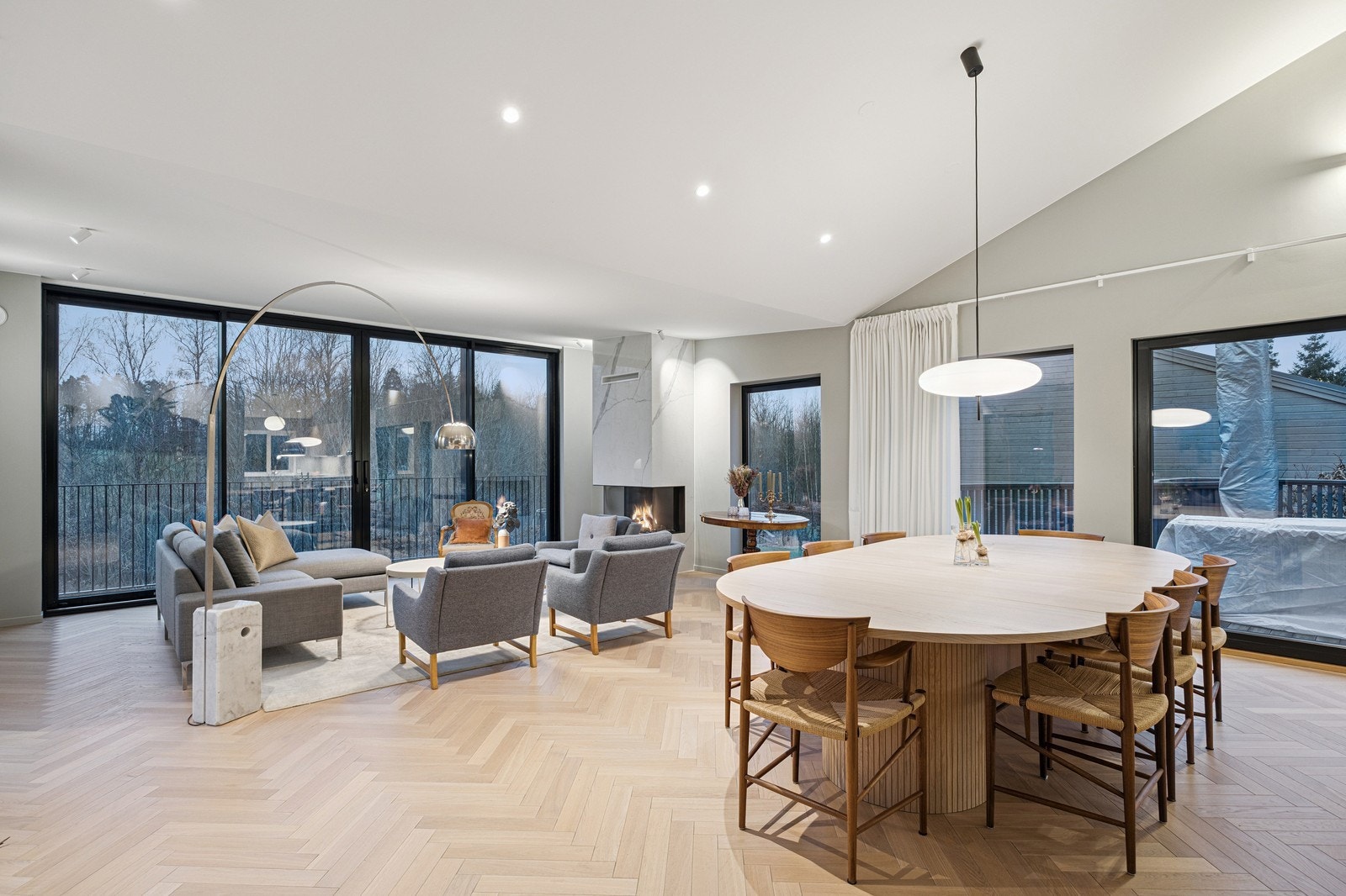 Lekker stue med gasspeis og flott utsikt. Galleribilde