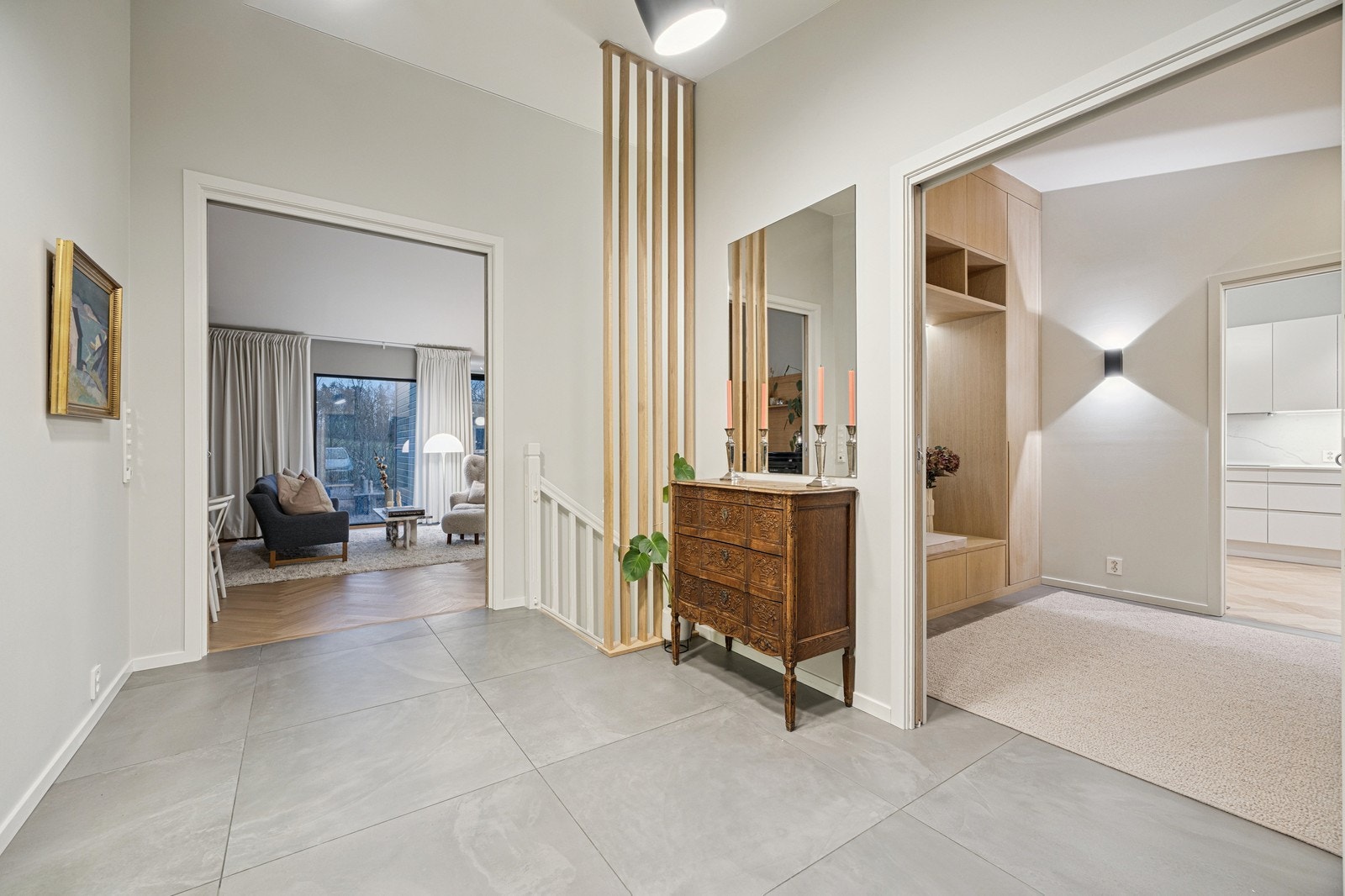 Flislagt hall i hovedetasjen. Galleribilde