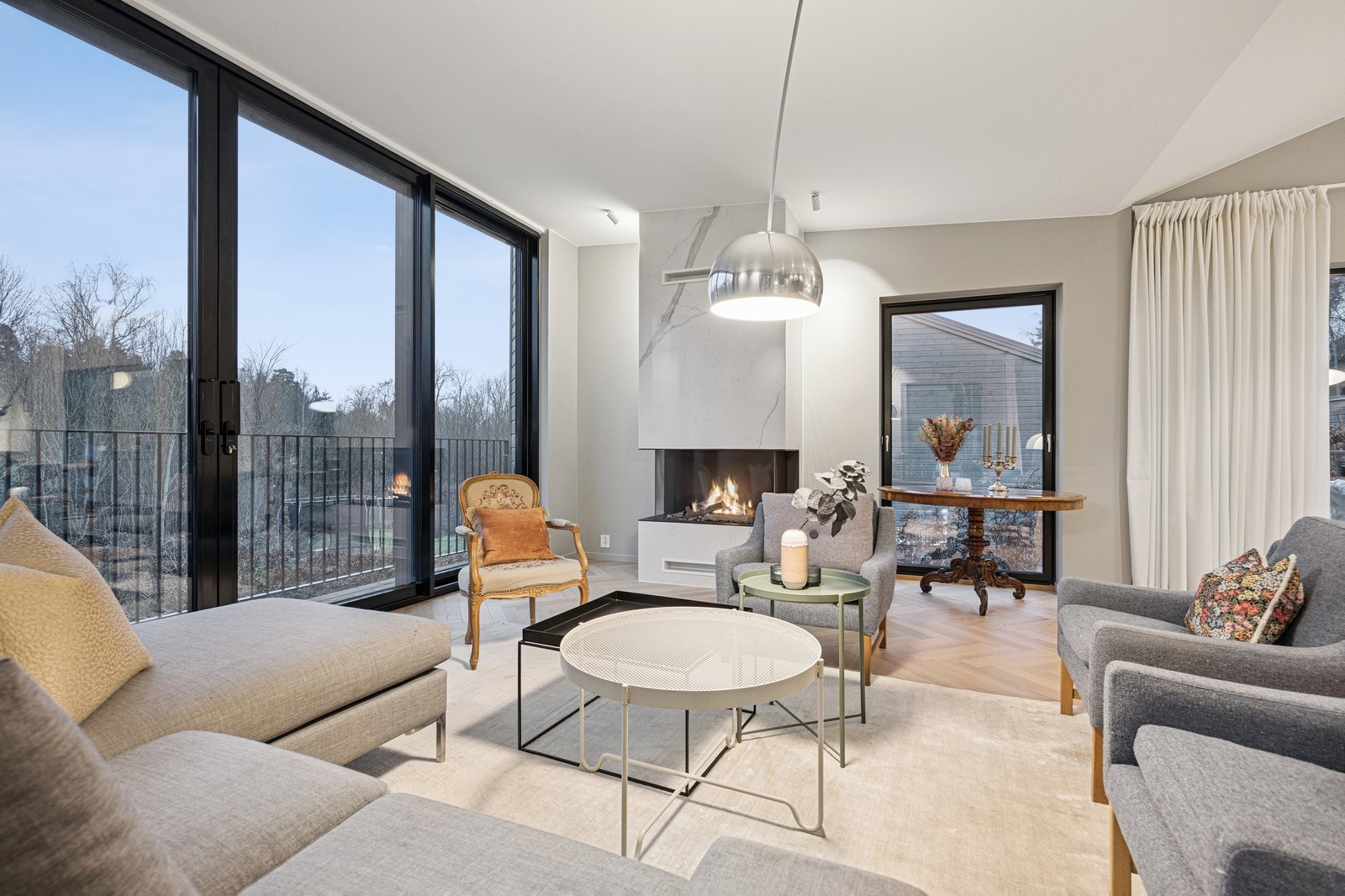 Det er gasspeis med fjernkontroll og mulighet for timer i stuen. Utgang til vestvendt balkong. Galleribilde