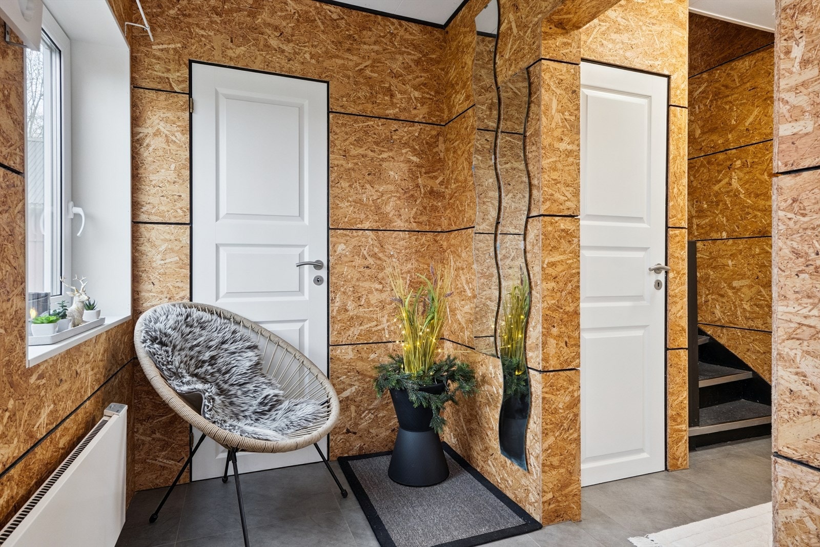 Flislagt gang med trapp som følger opp til hybel I 2. etasje. Galleribilde