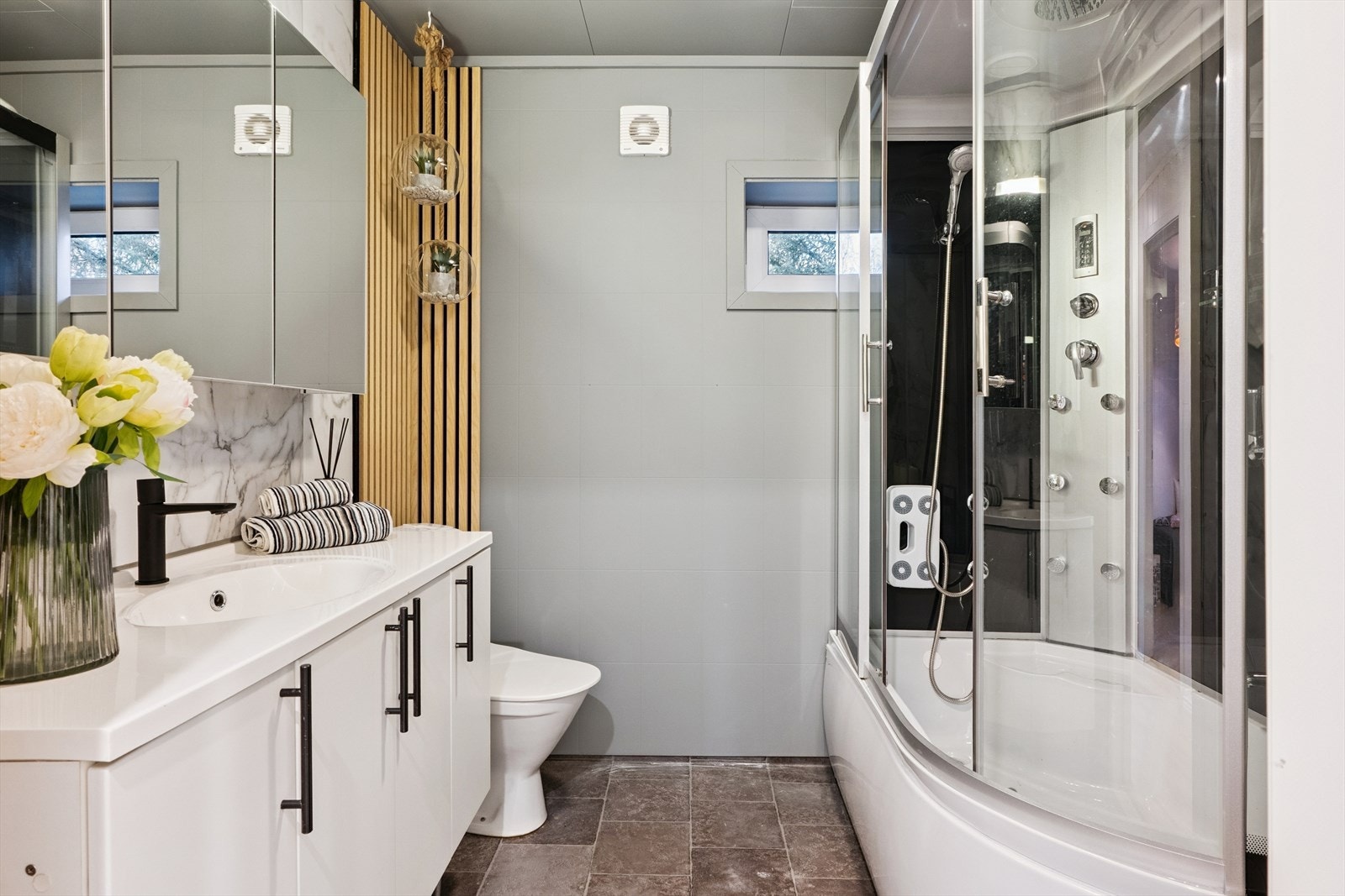 Spiler bidrar til et moderne uttrykk. Dusjkabinett satt inn i 2025 med blant annet egen funksjon for massasje. Galleribilde