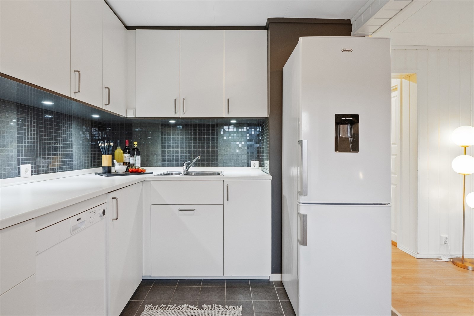 Her er det godt med både skap- og benkeplass. Galleribilde