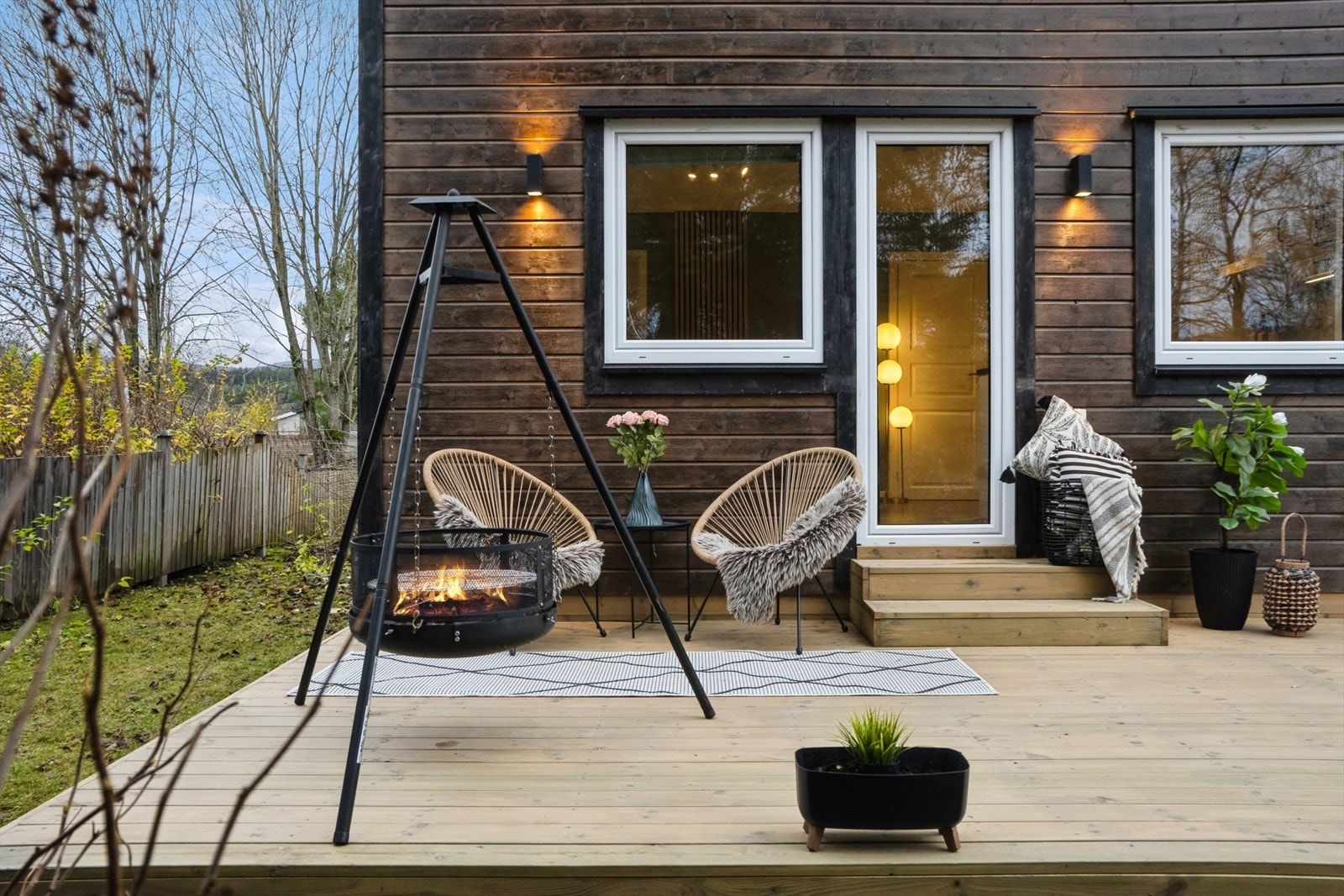 På terrassen kan man nyte solen fra morgen til ettermiddag. Galleribilde