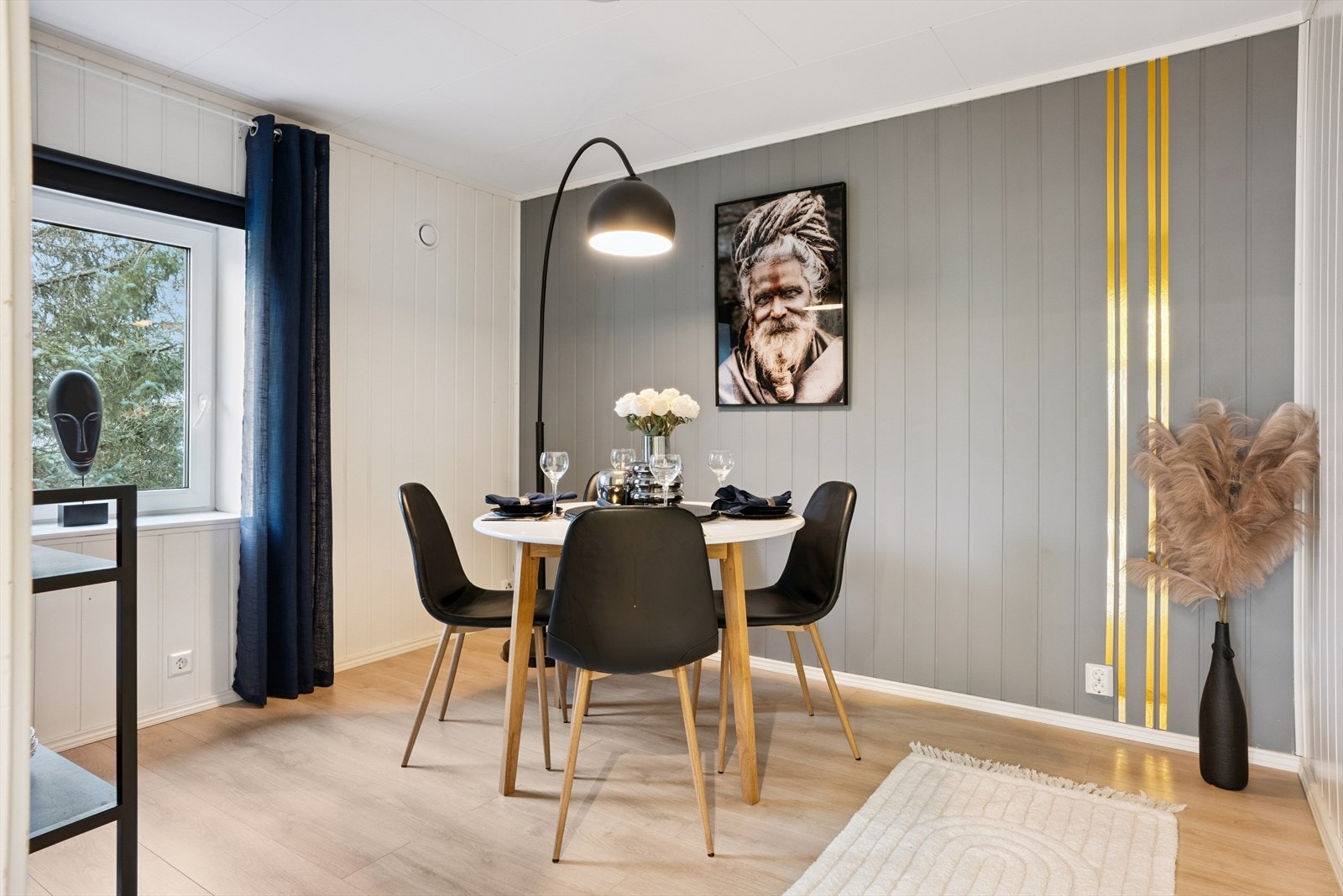 Disp.rom innredet som spisestue. Galleribilde