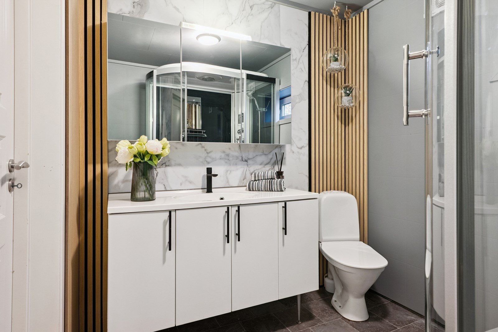 Baderom i 2. etasje fra 2010. Det er foretatt maling av vegger med baderomsplater, samt lagt noe laminatfliser på vegger i 2025. Galleribilde