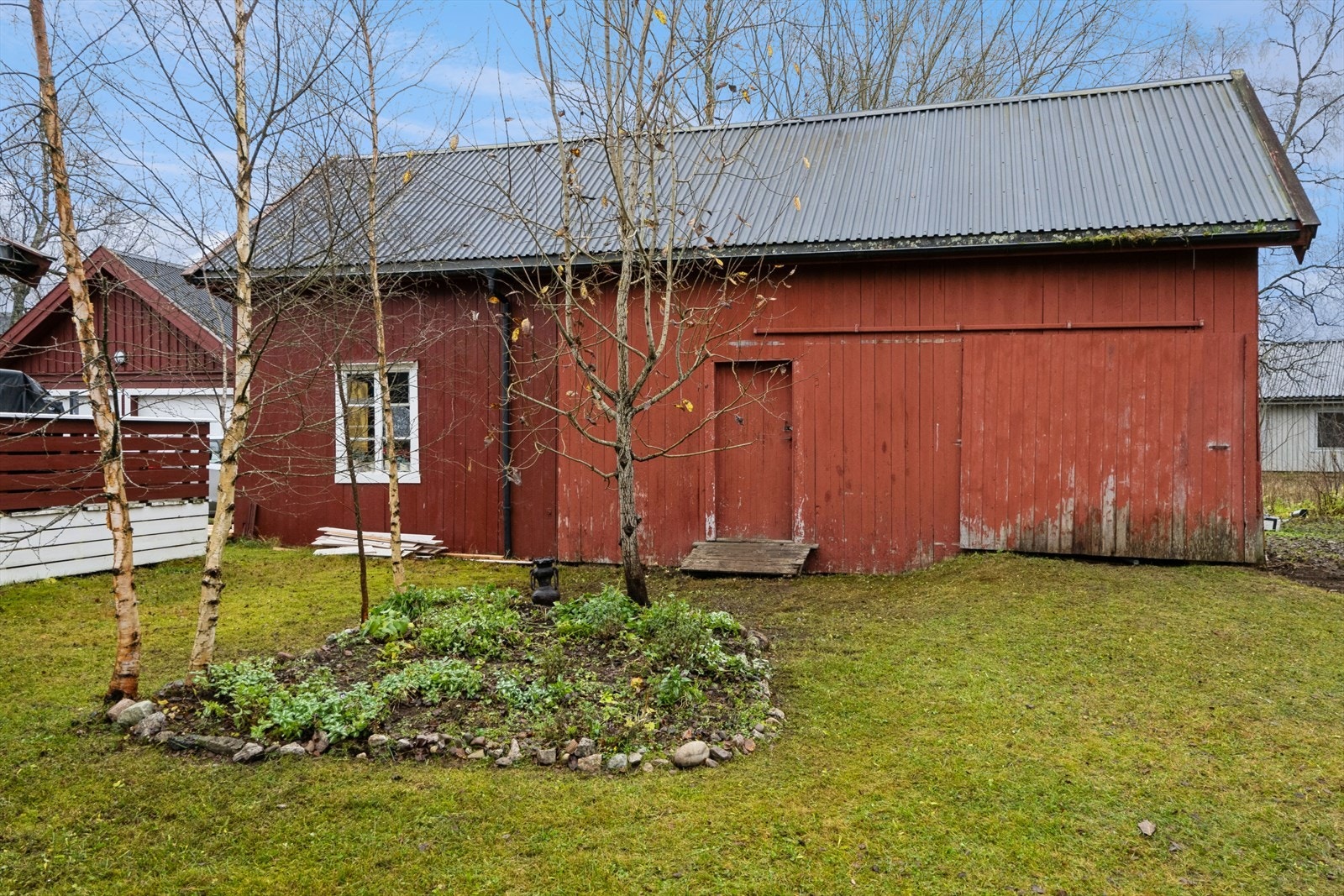 Romslig uthus. Deler av uthuset tilhører naboen. Galleribilde