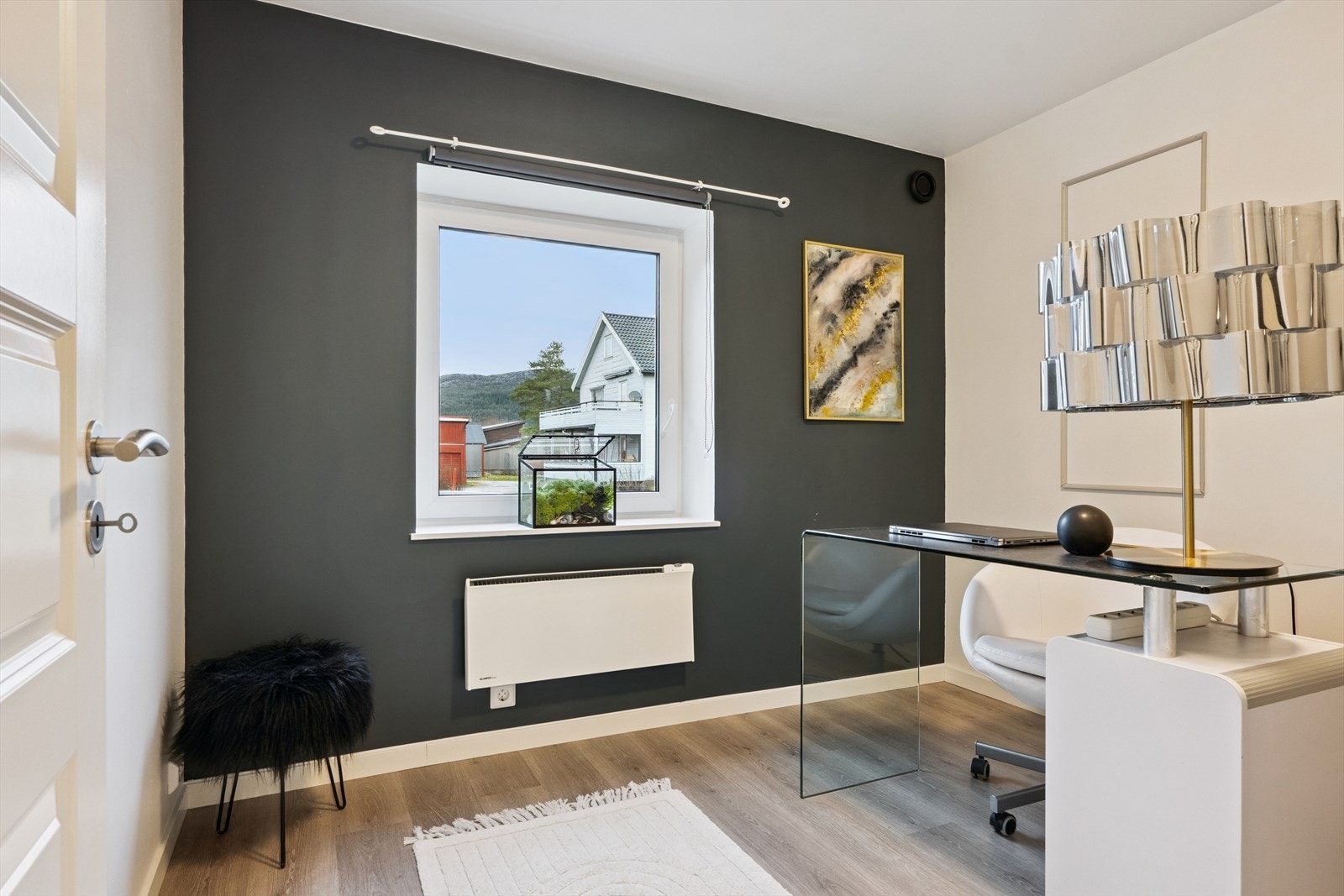 I 1. Etasje er det 3 romslige soverom. Galleribilde