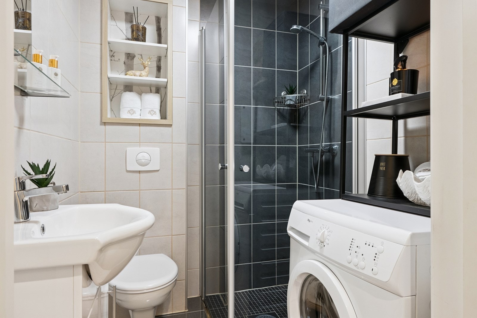 Flislagt bad i 1. etasje med elektriske varmekabler i gulv. Galleribilde