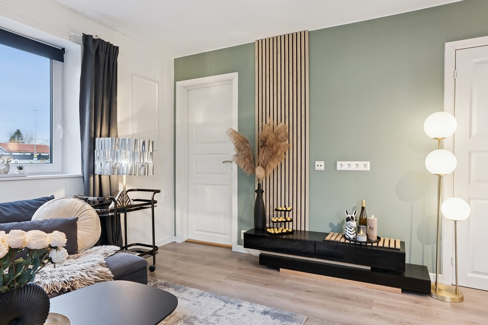 Overflatene ble i hele 1. etasje malt i 2025. Nye laminatgulv ble lagt på de fleste gulv i begge etasjer samme år. Galleribilde