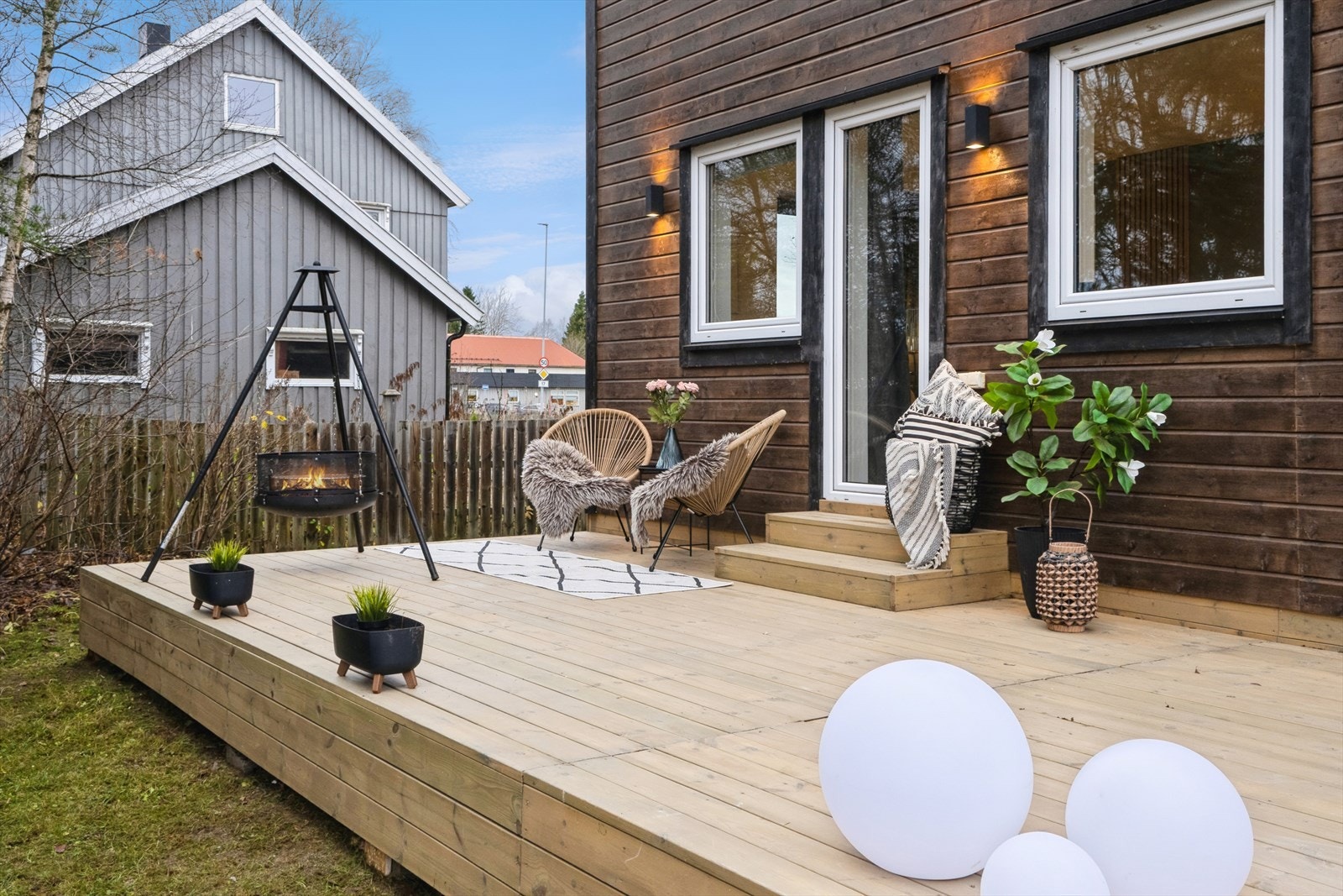 Romslig terrasse fra 2025 på ca. 20 kvm med god plass til ønsket utemøblement. Galleribilde