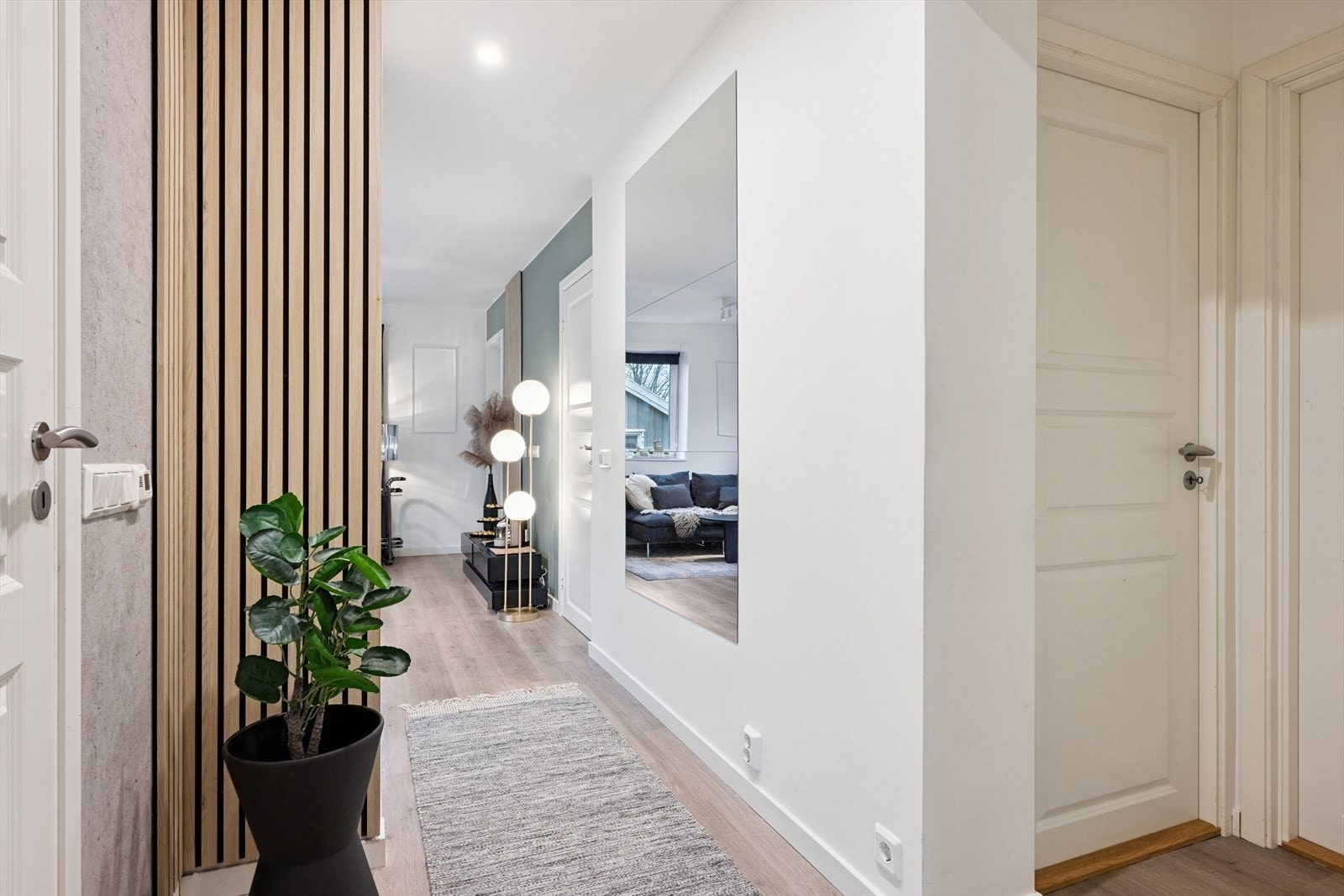 Gang. Det er også en praktisk innvendig bod i 1. etasje for ekstra oppbevaring. Galleribilde