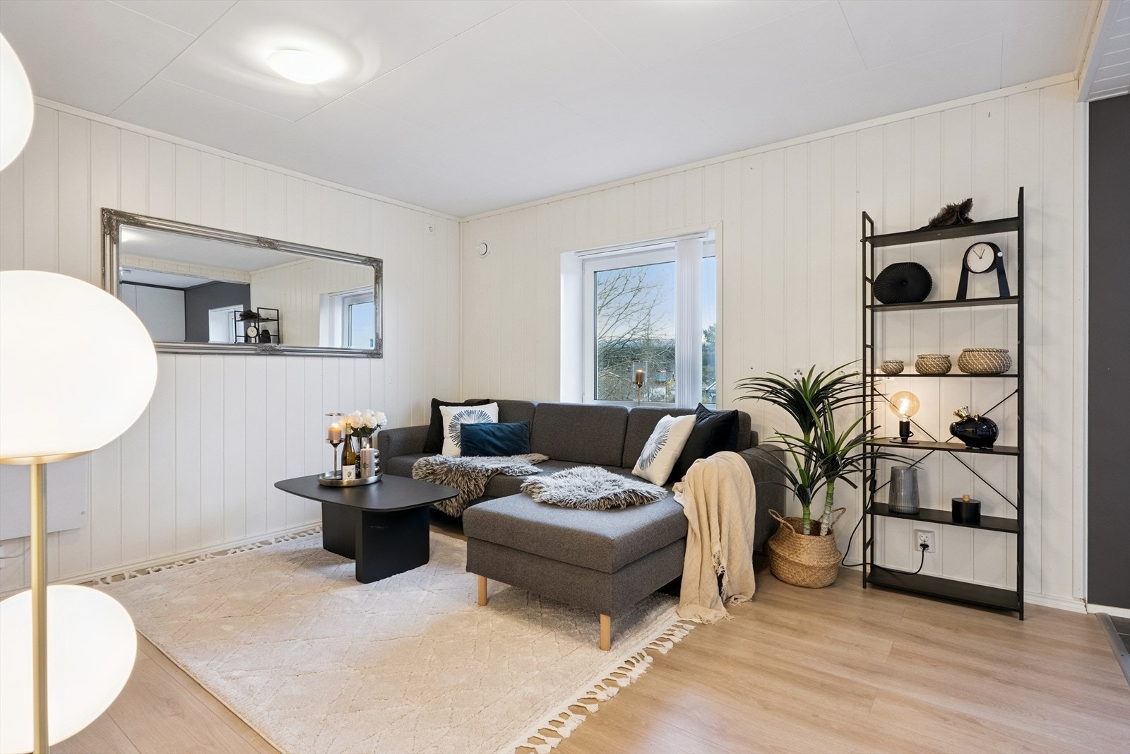 Åpen stue-/kjøkkenløsning i 2. etasje på ca. 21 kvm. Galleribilde