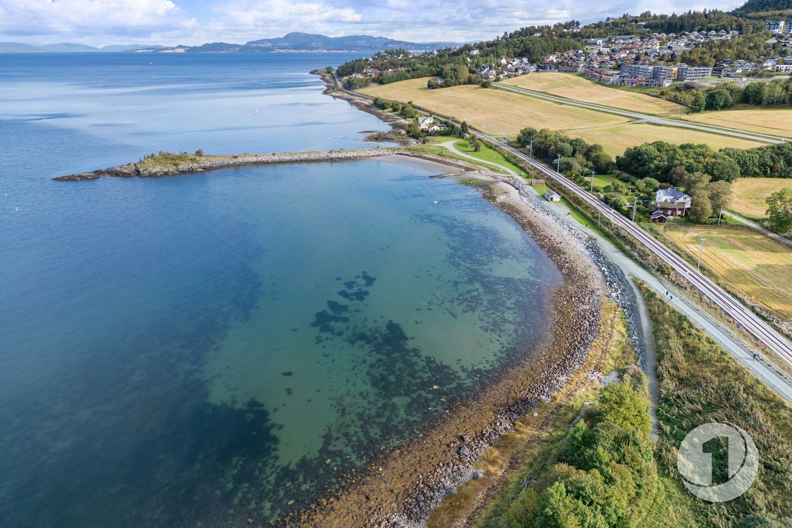 Det finnes herlige badeplasser i nærområdet, her illustrert ved Væresholmen. Galleribilde