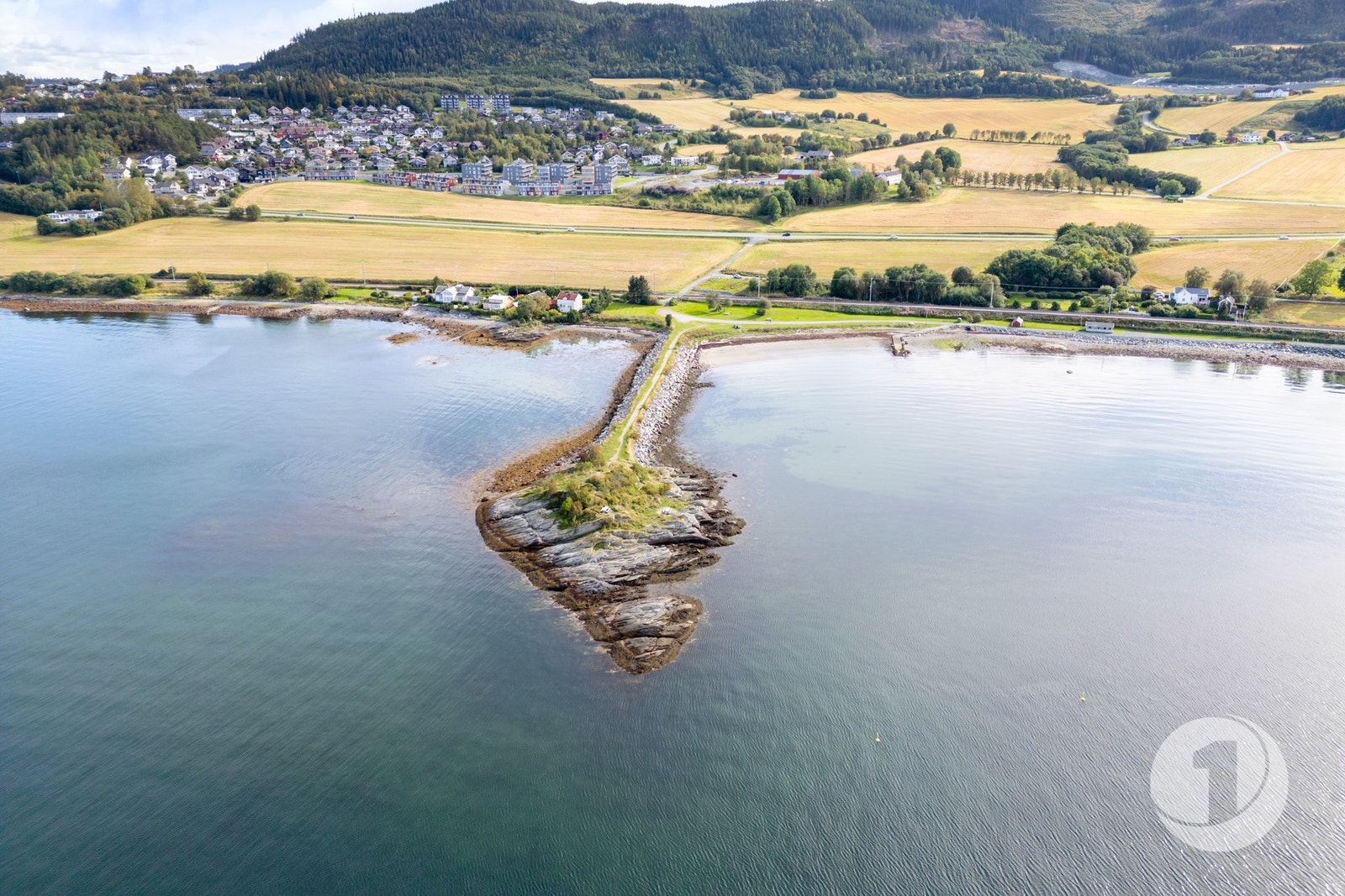 Det finnes herlige badeplasser i nærområdet, her illustrert ved Væresholmen. Galleribilde