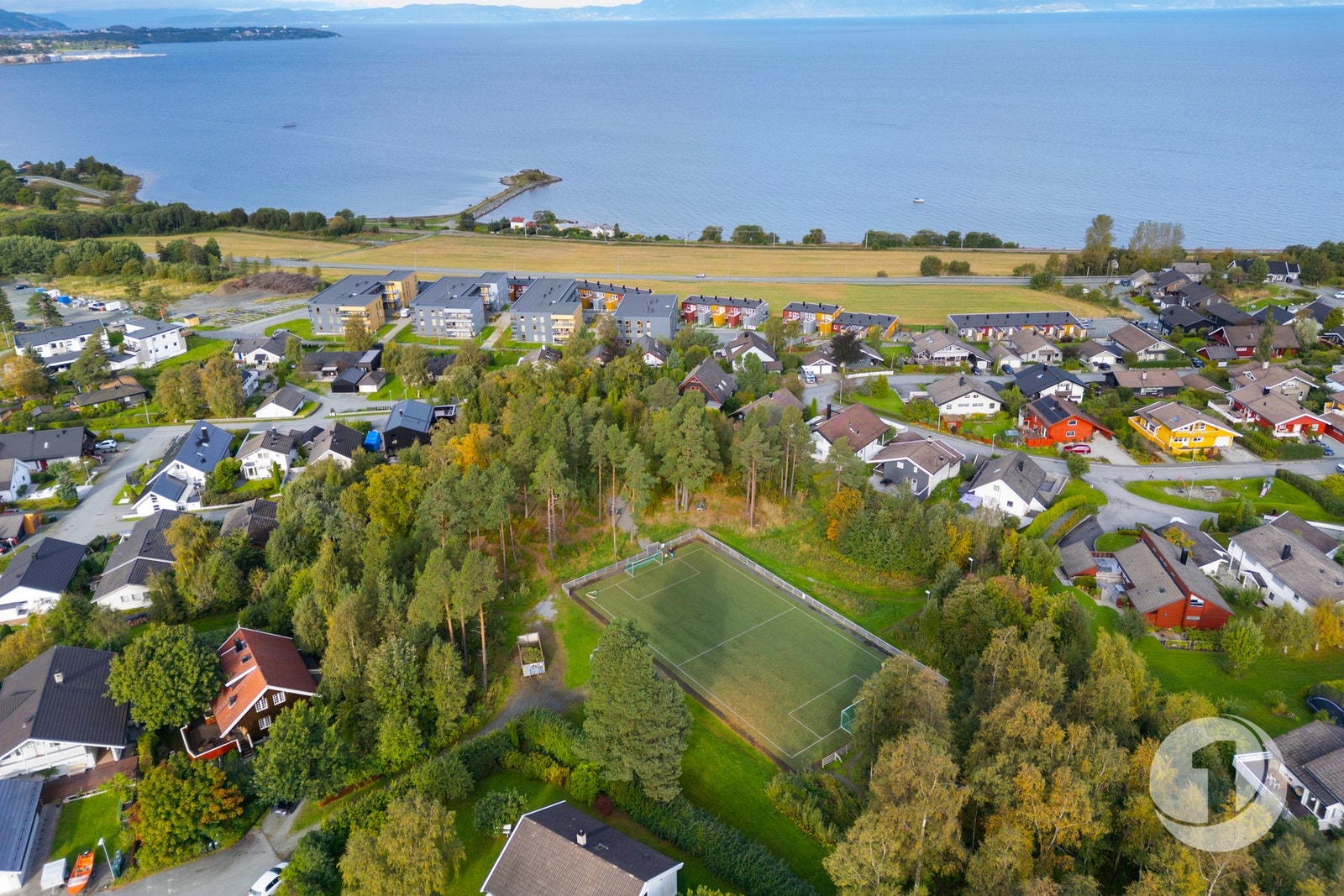 I kort gangavstand fra leiligheten har man også tilgang på en kunstgressbane for ballspill og aktiviteter. Galleribilde