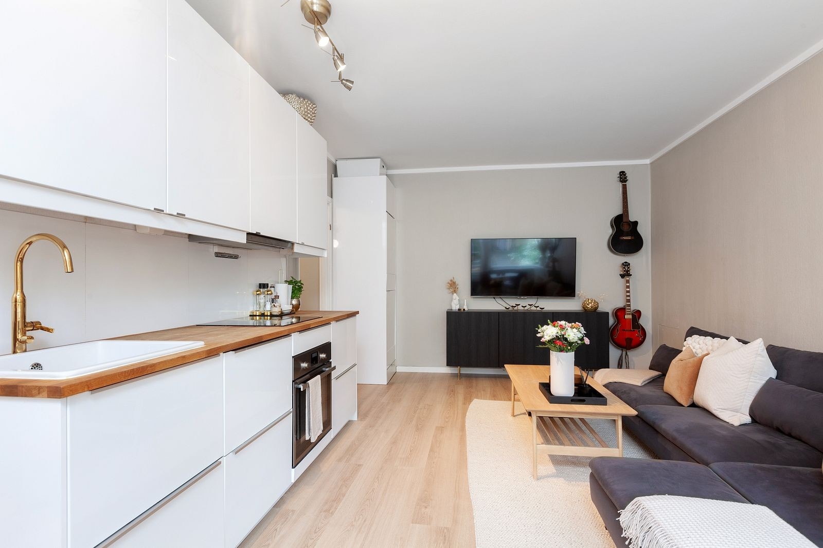 Kjøkken med hvitevarer Galleribilde