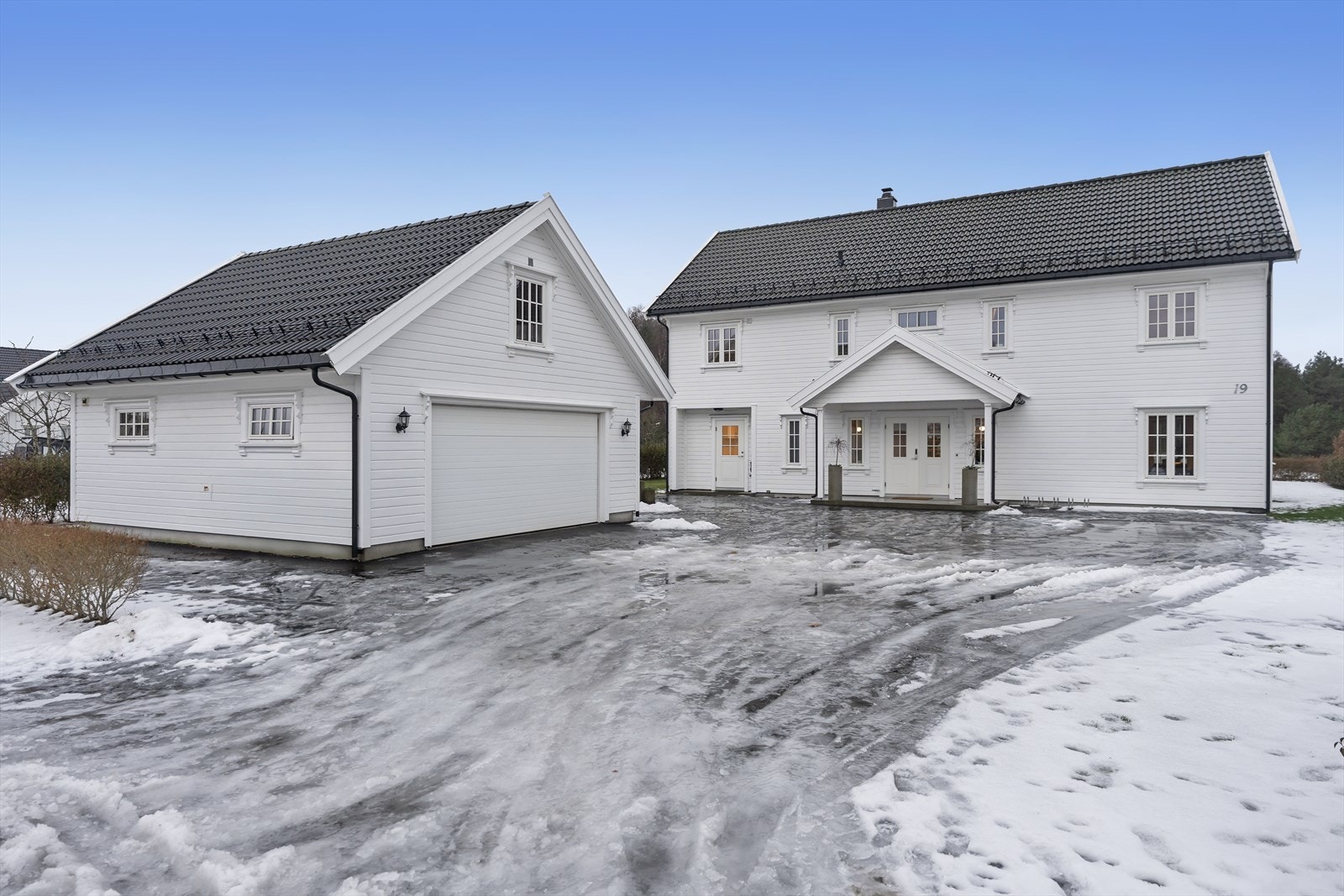 Romslig tun med gode parkeringsmuligheter Galleribilde