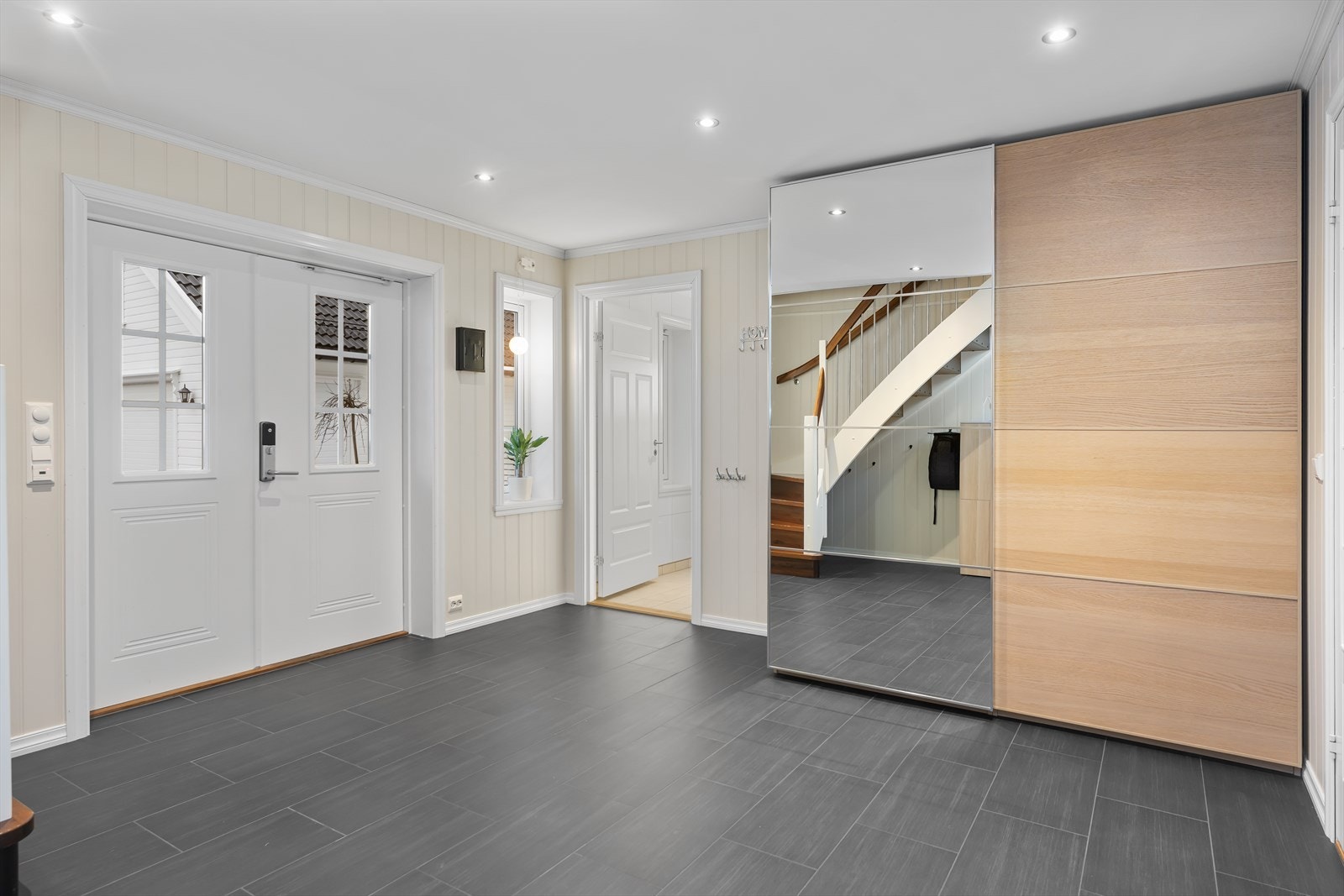 Velkommen inn i stor hall med god skapplass Galleribilde