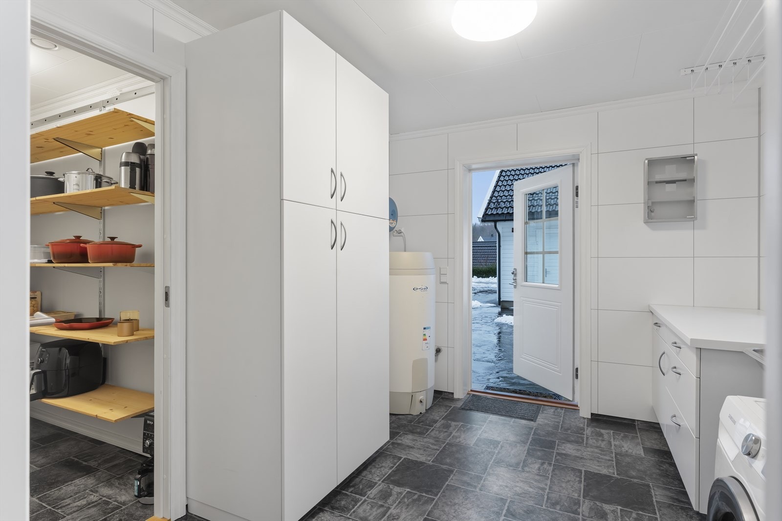 På vaskerom er det biinngang og bodrom for lagring Galleribilde