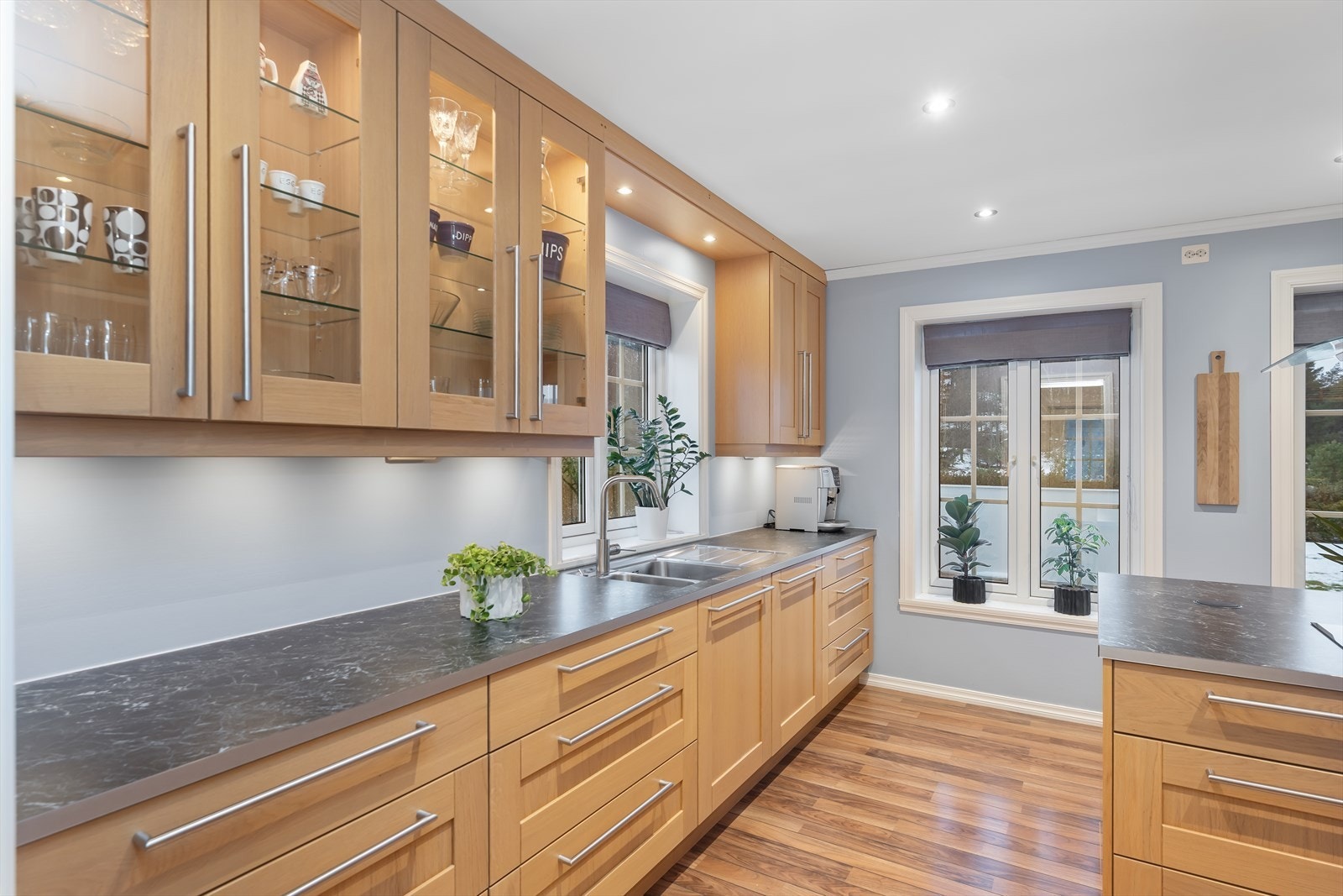 Rikelig med benke- og skapplass Galleribilde