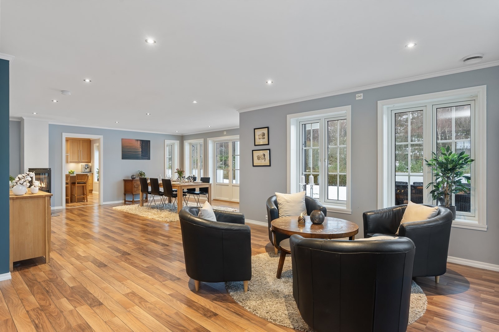 Store vindusflater som gir mye lys Galleribilde