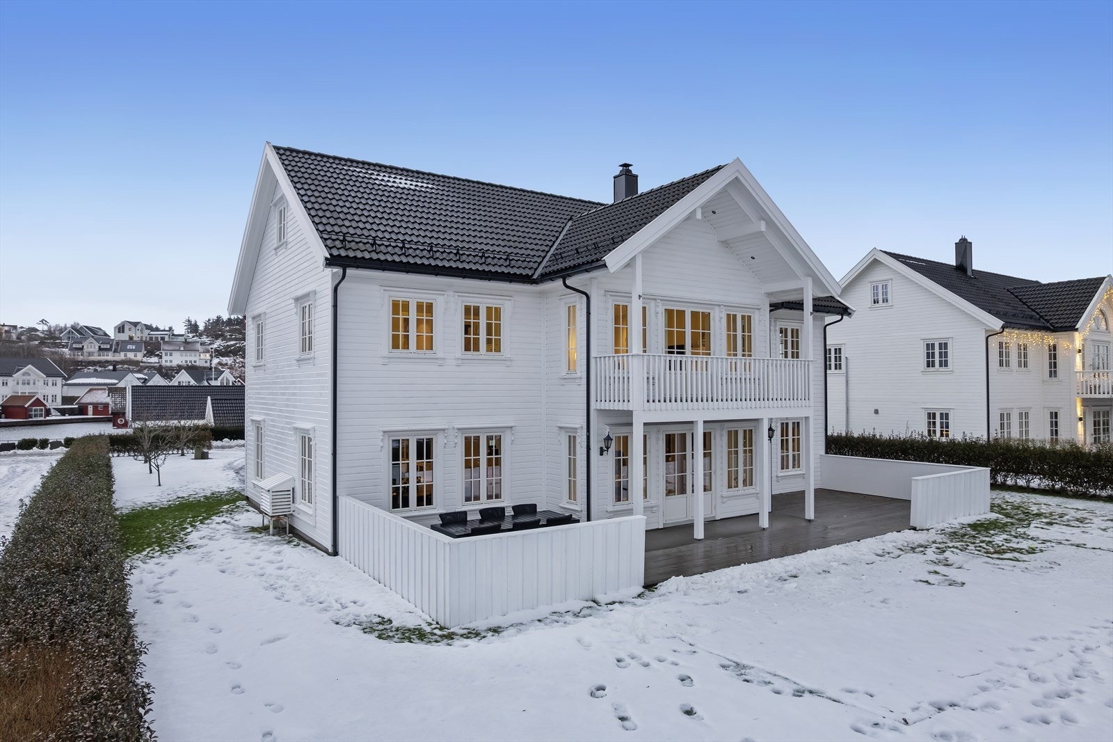 Romslig tomt med fin terrasse og uteområde Galleribilde