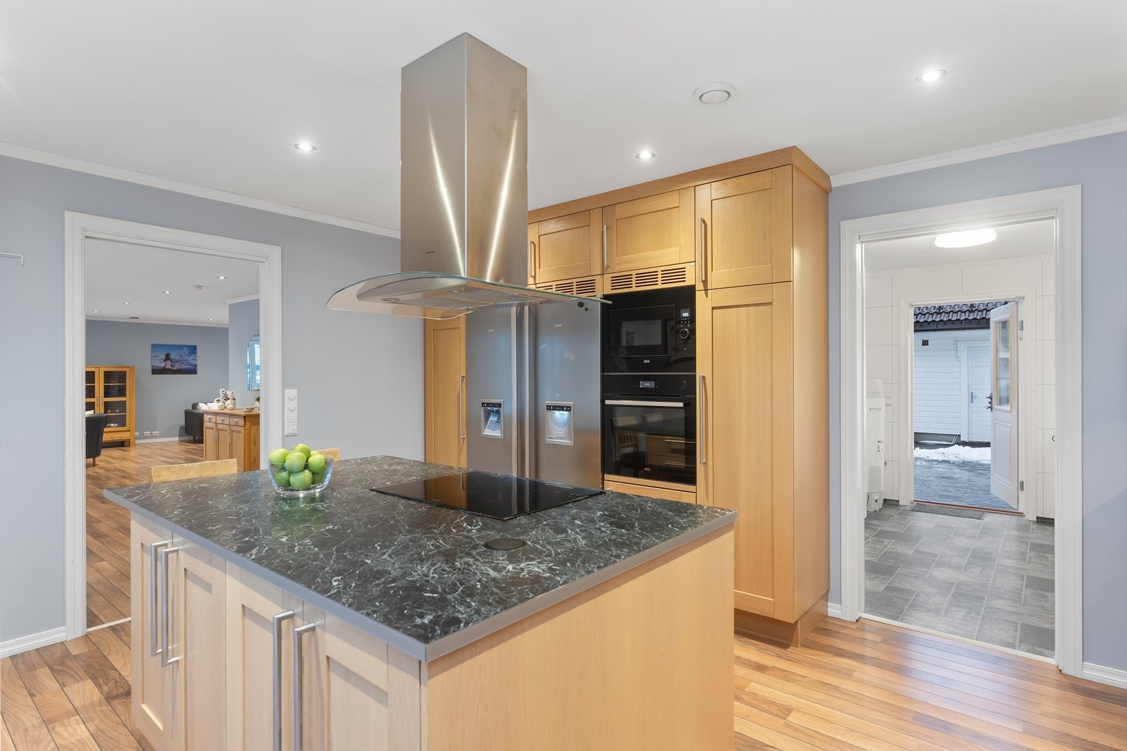 Kjøkken med kjøkkenøy Galleribilde