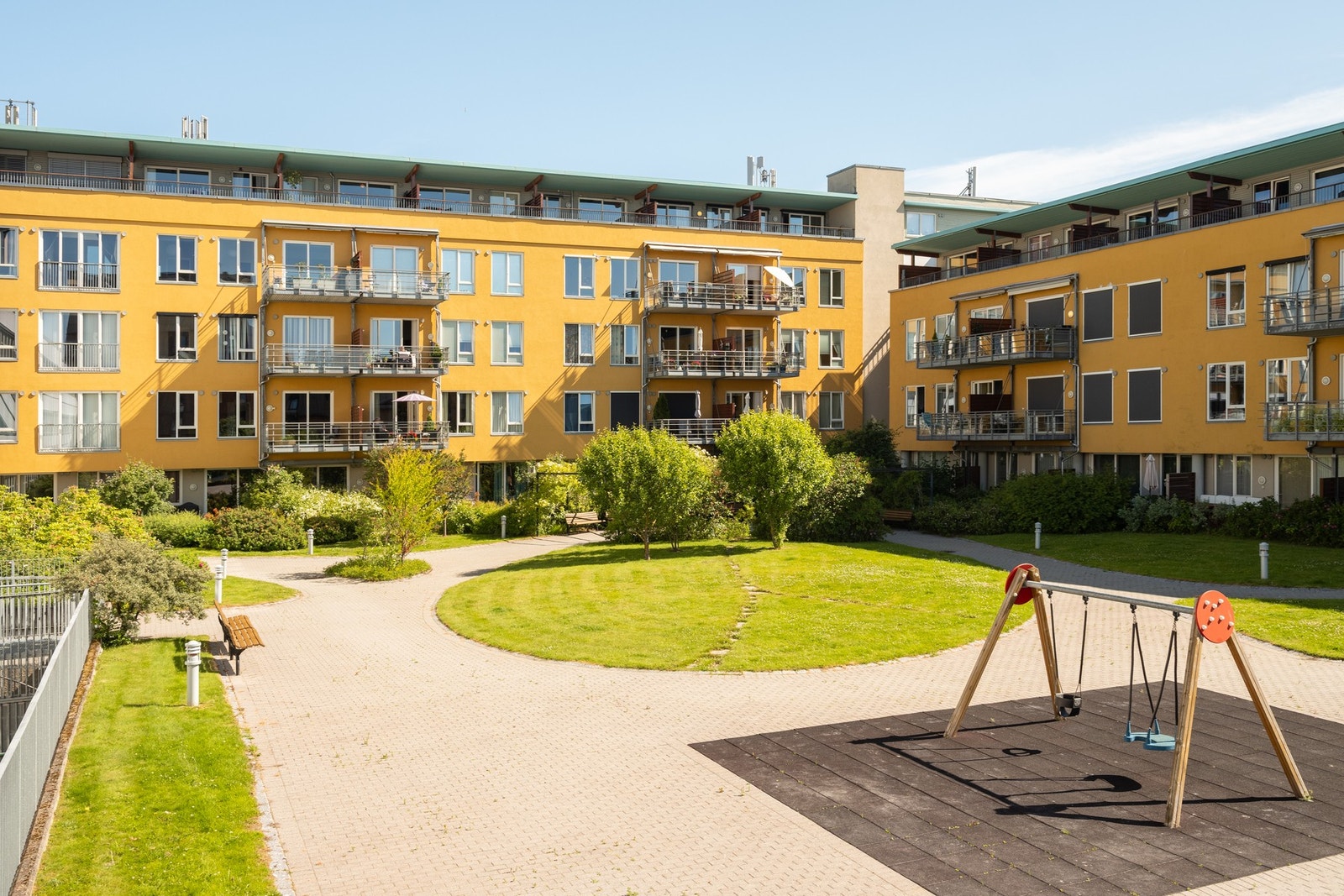 Attraktiv beliggenhet på Lade med umiddelbar avstand til City Lade, Lade Arena, dagligvarebutikker, kollektivtransport, treningssenter og øvrige servicetilbud. Galleribilde