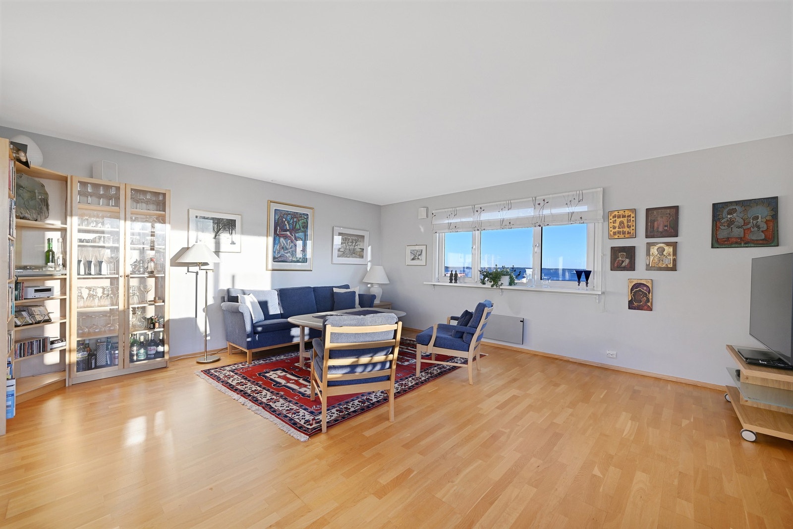 Den store stua har malte vegger og eikeparkett Galleribilde