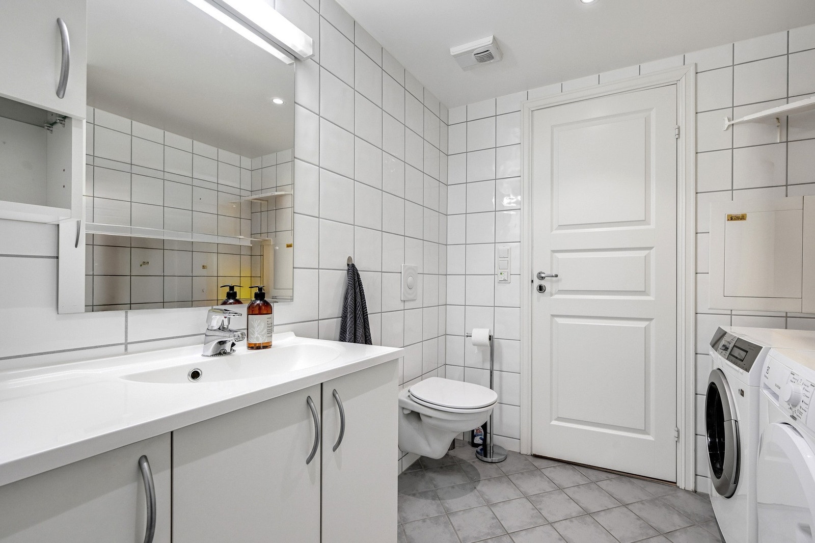 Leiligetens andre bad er også flislagt og har opplegg for vaskemaskin/trommel Galleribilde