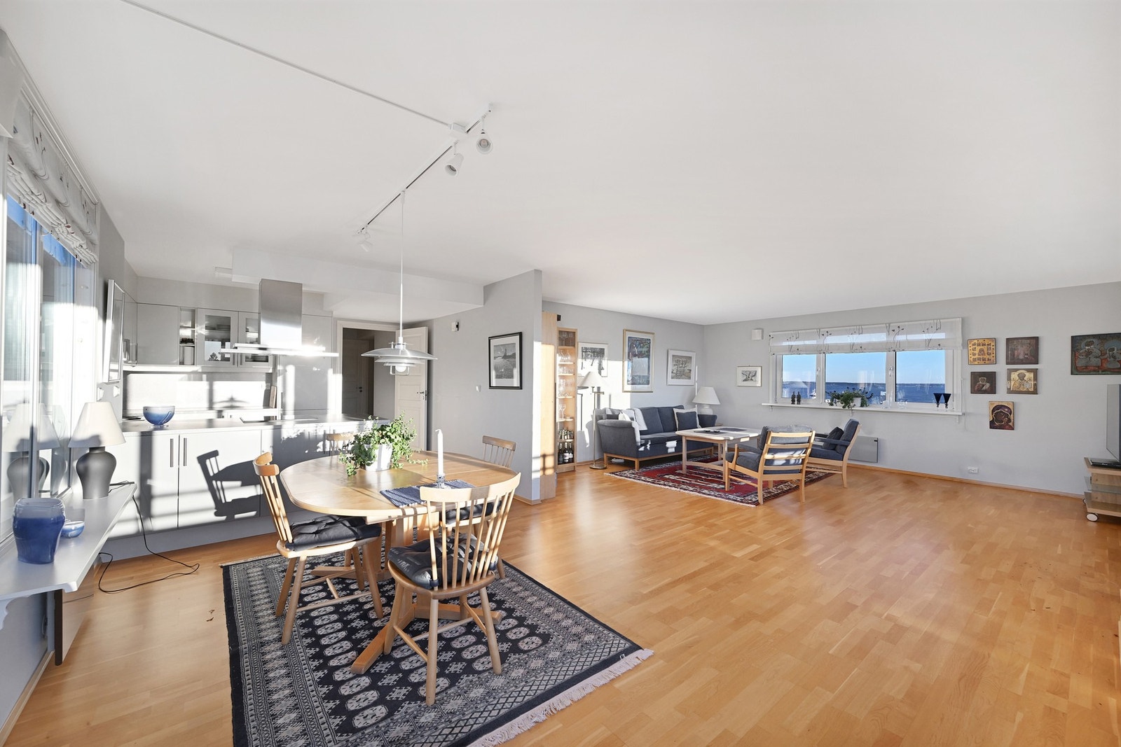 Her er det god plass for både spisestue, sofagruppe og godstoler Galleribilde