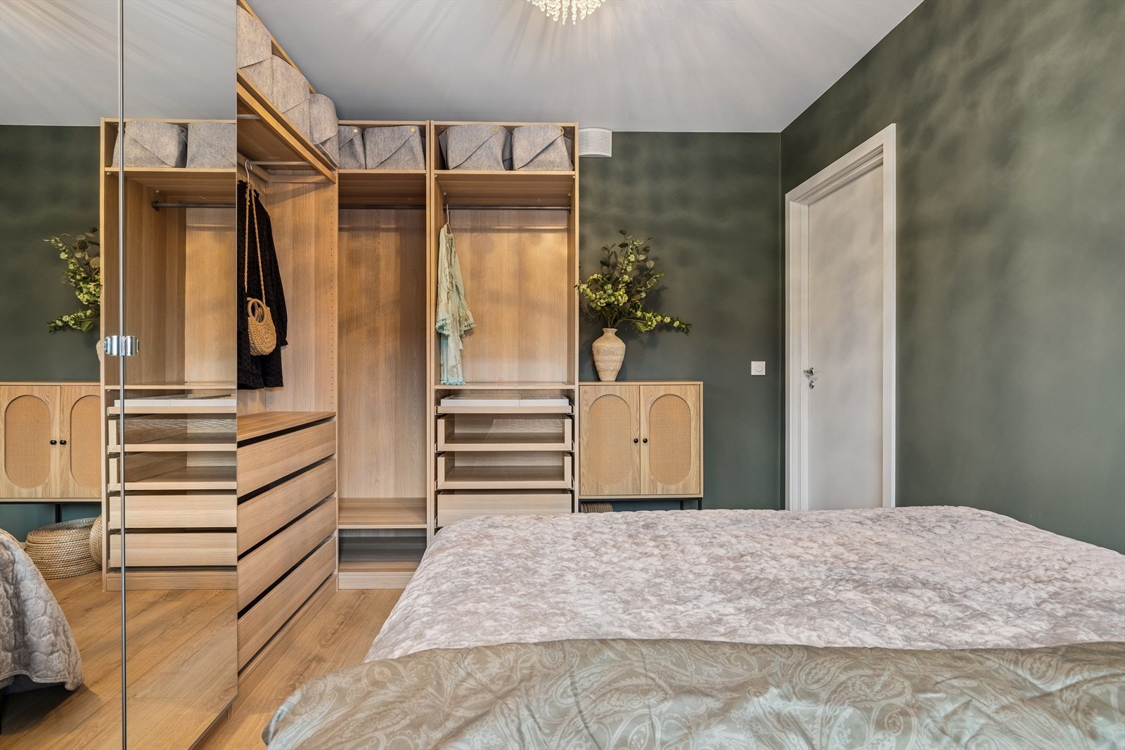 Løsningen gir svært gode oppbevaringsmuligheter og et ryddig uttrykk, samtidig som den bidrar til en eksklusiv og harmonisk atmosfære i rommet. Galleribilde