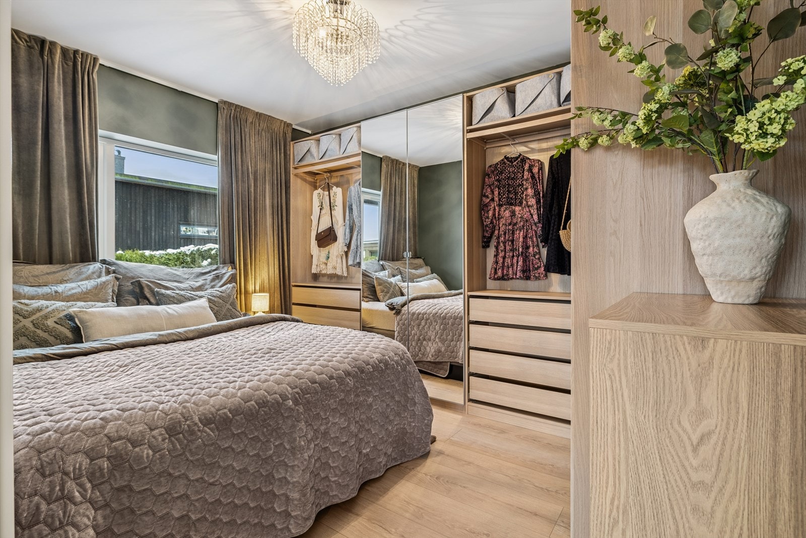 Hovedsoverommet er innredet med en praktisk garderobeløsning som utnytter rommet optimalt. Galleribilde