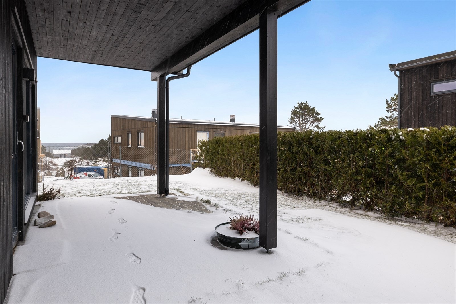 Leiligheten ligger høyt og fritt til med svært gode sol- og utsiktsforhold, samt sjøgløtt. Galleribilde