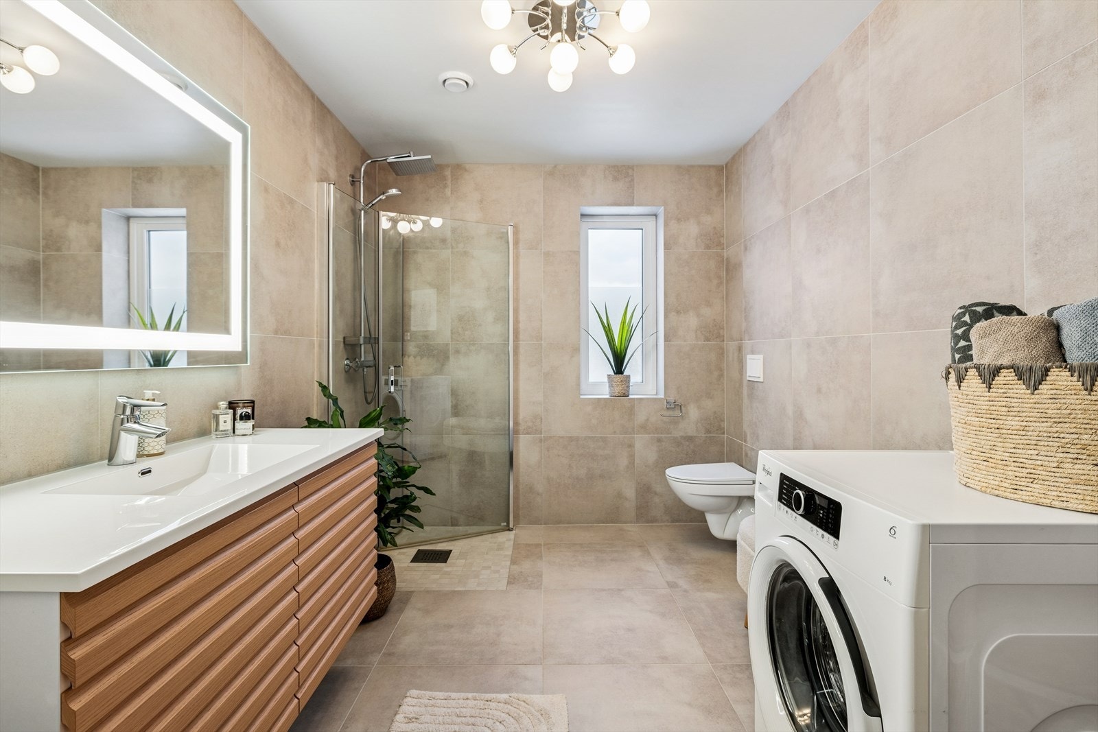 Badet er fra byggeåret 2021 og fremstår moderne med flislagte overflater. Galleribilde