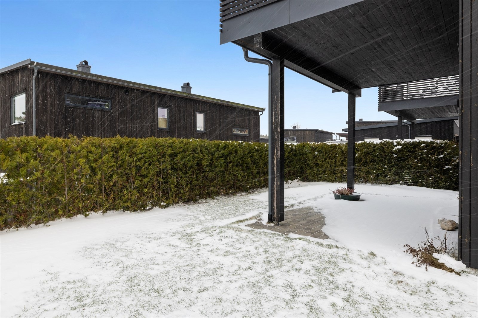 Seksjonen har en fin uteplass med både overbygget terrasse og bruksrett til del av hagen. Galleribilde