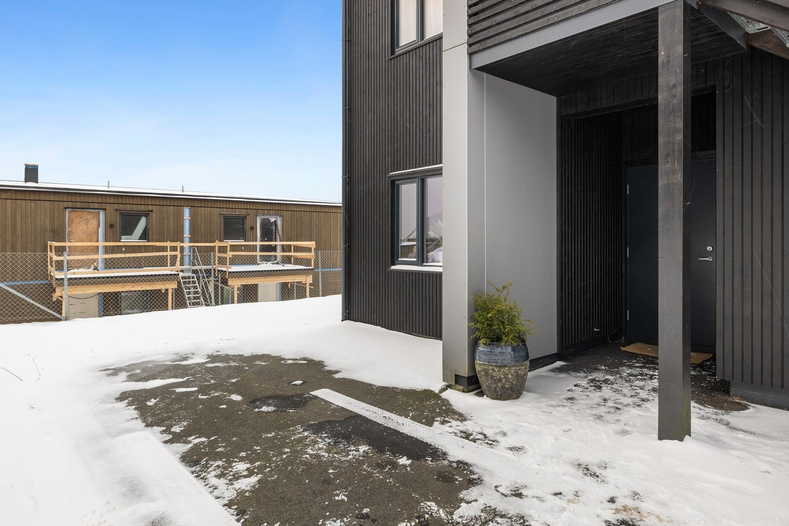 Leiligheten ligger i 1. etasje med enkel adkomst, som både er barne- og dyrevennlig, samt passer for folk i alle aldre. Galleribilde